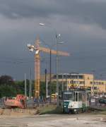 Zweiter Versuch mit neuem Bildausschnitt (Danke an die Admins fr den Tipp): Tatra-Doppel der ViP (erster Wagen ist 162) durchfhrt unter bedrohlicher Wolkenlandschaft die Baustelle zur Umgestaltung