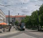 Ein Tatra-Doppel der Linie 93 dreht baustellenbedingt eine Ehrenrunde um den Platz der Einheit. Hier verlsst die Bahn die Haltestelle  Platz der Einheit/Nord , um ihre Fahrt zum Bahnhof Rehbrcke fortzusetzen. 2009-07-15.