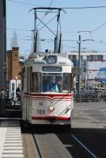 POTSDAM, 17.04.2010, historische Tram bei der Durchfahrt durch die Haltestelle  Hauptbahnhof