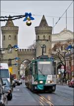 - Weihnachtliche Stimmung - An Heiligabend 2012 bot sich der Fotografin der Blick auf die hochflurige Tatra Tram KT 4 Dm N 154 vor der Kulisse des Nauener Tors und der Weihnachtlichen Dekoration in