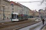 Tw 422 [Werbung: ERLEBNISQUARTIER - SCHIFFBAUERGASS] ViP - Verkehrsbetrieb Potsdam GmbH auf der Linie 92 von Platz der Einheit/West nach Marie-Juchacz-Str. an der Straenbahn Haltestelle Platz der Einheit/West. 23.02.2013