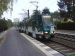 KT4Dm-Wagenzug 156+256 mit eingeschalteter Warnblinkanlage auf dem Weg zum Betriebshof. Eigentlich htte dieses Fahrzeug ein Fahrt auf der Linie 99 bernehmen mssen, aber anscheinend hat es ein Defekt. Der Fahrer jedenfalls fuhr recht langsam. (Potsdam, 24.04.07)