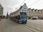 Eine neue Rostocker Straßenbahn erreicht den Markt.