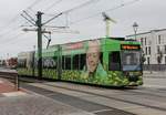 Wagen 682 der Rostocker Straßenbahn am 14.10.17 in die Haltestelle Gerberbruch einfahrend.