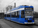 Bei dem ollen Wetter benötigt man ohnehin nicht mehr als eine Farbe: Wagen 677 der Rostocker Straßenbahn mit Linie 2 nach Reutershagen an der Stadthalle, 17.01.2018.