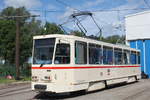 Der Tatra Wagen T6A2(704)aus dem Baujahr1990 von CKD Praha-Smichov stand am 08.06.2019 vor dem Depot 12 in Rostock-Marienehe. 