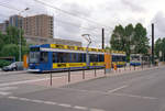 Hansestadt Rostock RSAG SL 12 (6NGTWDE 679) Evershagen, Bertolt-Brecht-Straße / Martin-Andersen-Nexö-Ring / Thomas-Morus-Straße (Hst. Thomas-Morus-Straße, die damalige Endhaltestelle der Linie). Aufnahmedatum: 30. Juni 2000. - Die Niederflurgelenktriebwagen 651 - 690 wurden in den Jahren 1994 bis 1997 geliefert. Hersteller waren: Deutscher Waggonbau AG Bautzen, DUEWAG AG Düsseldorf, ABB Henschel AG Mannheim und Siemens AG Erlangen. - Öffentliche Verkehrsmittel dienen auch als fahrende Werbeplakate privater Betriebe, der fotografierte Zug wirbt für die dänische Supermarktkette  Netto , die nach dem Fall der Mauer viele Geschäfte in der ehemaligen DDR eröffnete. - Scan eines Farbnegativs. Film: AGFA HDC 200-plus-2. Kamera: Minolta XG-1.