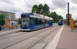 Hansestadt Rostock RSAG SL 2 (6NGTWDE 675) Evershagen, Bertolt-Brecht-Straße / Martin-Andersen-Nexö-Ring / Thomas-Morus-Straße (Hst. Thomas-Morus-Straße, die damalige Endhaltestelle der Linie 2) am 30. Juni 2000. - Scan eines Farbnegativs. Film: AGFA HDC 200-plus-2. Kamera: Minolta XG-1.