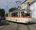 Gelenktriebwagen des Typs G4 aus dem Baujahr 1961 am Mittag des 26.09.2021 vor der Haltestelle Rostock-Doberaner Platz