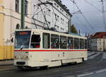 T6A2(704)als Sonderfahrt  ins Grüne  von Rostock Neuer Friedhof nach Rostock-Südblick am 18.09.2022 in Höhe Haltestelle Rostock Paulstr.