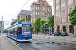 DUEWAG 6N1 Wagen 672 der RSAG (Rostocker Straßenbahn AG) mit Linie 6 an der Langen Straße in Rostock. Aufnahme: 8. Juni 2025.