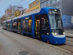 Straßenbahn Rostock Zug 801  TINA  auf der Linie 1 nach Rügener Str. Lütten Klein am Kabutzenhof, 22.12.2025.