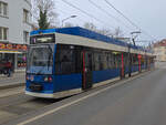 Straßenbahn Rostock Zug 682 auf der Linie 2 nach Kurt-Schumacher-Ring Dierkow in der Paulstr., 22.12.2025.