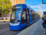 Stra�enbahn Rostock  TINA  810 auf der Linie 1 nach Hafenallee Toitenwinkel in der Langen Stra�e, 30.09.2026.
