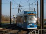 NGT 677 (6NGTDWE) ist aus der Tunnelstation aufgetaucht und fhrt nun ber das Gleisdreieck am  Platz der Freundschaft  Richtung Rostock-Sdstadt  09.04.09
