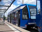 Ein Niederflurbeiwagen der Rostocker Straenbahn am Dierkower Kreuz.