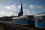 Tatra-Bahn 810 an der Hst Stadthafen mit der Petrikirche    08.02.2011
