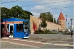 - Besuch in Rostock - Rostocks Altstadt wird von gotischen Backsteingebuden aus der Zeit der Hanse geprgt. Dazu zhlt die alte Rostocker Stadtbefestigung, von der heute noch Teile erhalten sind, vor allem einem Stck des Walls, der durch Wallenstein zur Zeit des Dreiigjhrigen Kriegs errichtet wurde. Zwischen Steintor, dem einstigen Haupttor und dem Kuhtor, dem ltesten Gebude Rostocks berhaupt, steht der Lagebuschturm als letzter von vier Wehrtrmen und wurde am 24.09.2011 zusammen mit der Straenbahn auf dem Chip festgehalten. (Jeanny) 