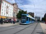 Tramlinie 5 der RSAG Rostock nach Lichtenhagen an der Haltestelle Lange Strasse.