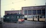 Rostock VEB Nahverkehr Rostock: Der Arbeitstriebwagen 437 hlt am 28. Dezember 1979 im Betriebsbahnhof in der Hamburger Strasse. 