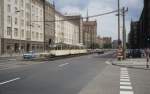 Rostock Stdtischer Nahverkehr SL 11 (Gotha-Tw 786) Lange Strasse / Kuhstrasse am 1. Juli 1990. - Seit 20. Mai 1961 fahren die Strassenbahnen durch die Lange Strasse. Diese Strasse, im Mittelalter die lngste Strasse der Stadt, lag nach dem Krieg in Ruinen. Beim Wiederaufbau in den Jahren 1953 bis 1958 errichtete man vllig neue Gebude, die durch gotische Stilelemente an die Bautradition der hanseatischen Stdte anknpfen.