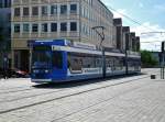 Rostock: Straenbahnlinie 5 nach Rostock-Lichtenhagen Mecklenburger Allee an der Haltestelle Rostock-Altstadt Neuer Markt.(3.6.2013) 
