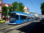 Rostock: Straenbahnlinie 6 nach Rostock-Gartenstadt Neuer Friedhof an der Haltestelle Rostock-Stadtmitte Doberaner Platz.(3.6.2013) 