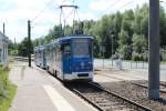 Rostock RSAG SL 1: Der Tatra-Grossraumtriebwagen T6A2M 711 mit dem Bombardier-Niederflurbeiwagen NB4WDE 755 erreicht am 16. Juli 2013 die Abfahrtshaltestelle Hafenallee in Toitenwinkel.