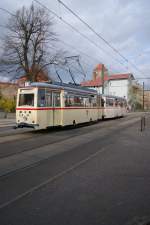 Am 13.04.2014 gedachten die Rostocker Nahverkehrsfreunde der Linie 4 nach Gehlsorf. Aus diesem Grund gab es einen Pendelverkehr mit Bussen zwischen Dierkower Kreuz und dem Gehlsdorfer Kirchenplatz und einen Ringverkehr mit der Straßenbahn zum Dierkower Kreuz. Hier ist ET54 Nr. 46 mit EB 156 bei der Einfahrt in die Haltestelle Steintor zu sehen.