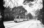 Straßenbahn Schöneiche-Rüdersdorf__Drei-Wagenzug mit Reko-Tw 72 [TZ70; RawSw 1974; 1996 >Prora+] fährt Richtung Rüdersdorf.__Jan. 1978