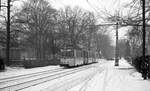 Straßenbahn Schöneiche-Rüdersdorf__Drei-Wagenzug mit Reko-Tw 75 [TZ70; RawSw 1975; 2003 >Istanbul] fährt Richtung Rüdersdorf.__Jan. 1978
