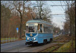 Schöneicher-Rüdersdorfer Straßenbahn GmbH: Der Triebwagen Nr. 73 (Typ: T4, Eigenbau, 1966) der Straßenbahnlinie 88 Berlin-Friedrichshagen - Alt-Rüdersdorf ist am 06.12.2025 als  Sonderfahrt  nach Friedrichshagen unterwegs und biegt hier in die Wendeschleife ab. Die Spurweite dieser Strecke ist 1.000 mm. 