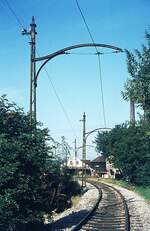 SSB Filderbahn Vor Ortseinfahrt Vaihingen von der Strab-Strecke abzweigende Vollspurstrecke (bis in die 50er Jahre 3-Schienengleis)zum DB-Bhf S-Vaihingen 07-1971. Aufnahme zwischen Abzweig der beiden Vollspurgleise vom Meterspurstrang der Linie 31 in/aus Richtung Vaihingen Ort und der nächsten Querstraße von dem öffentlich genutzten Trampelpfad neben dem (dort nur noch einspurigen) Gleis zu den dortigen (vor 50 Jahren !)Gärten und sonstigen Grundstücken.