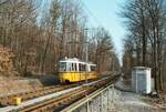 Ein einzelner GT4 auf der Stuttgarter Stra�enbahnlinie 3 unmittelbar vor der M�hringer Station Landhaus (1983).