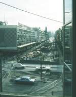 SSB Stuttgart__Ungewöhnliches Bild beim Blick aus dem Hauptbahnhof : Bahnhofsvorfeld und Königstraße, die zentrale Verkehrsachse ohne eine einzige Straßenbahn während des