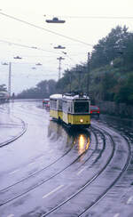 Der heftige Regen bestimmte die Sonderfahrt der Stuttgarter Straßenbahn zur Eröffnung der neuen Stadtbahnlinie entlang der Neuen Weinsteige. TW 851 und BW 1390 bewältigten vollbesetzt auch die berüchtigte Straße der Neuen Weinsteige.