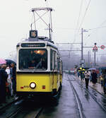 Letzte Sonderfahrt auf den Gleisen der Neuen Weinsteige (und das Wetter hätte sie beinahe nicht ermöglicht): Der übervolle TW 851 (Uerdingen) und BW 1390 waren gezwungen, ihre