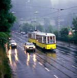 Berühmt-berüchtigte regenbestimmte Sonderfahrt auf der Stuttgarter Neuen Weinsteige: TW 851 und BW 1390 verabschieden zusammen die schönste Straßenbahnlinie Stuttgarts.