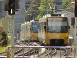 Stuttgart, als eine DT8.10 3303/3304 als U9 Richtung Vogelsang wegfährt, fährt schon die Nächste Linie U14 Richtung Heslach als DT8.S 4105/4106 an der Haltestelle Berliner Platz (Liederhalle) ein.