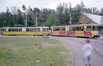 Stuttgart SSB SL 15 (GT4 434 + 458) Ruhbank am 28. Juli 2006. - Im Sommer 2006 war mein Sohn Stefan zum ersten Mal zu Besuch in Stuttgart. Seitdem hält er die Stuttgarter GT4 (Maschinenfabrik Esslingen 1959-1964) für einige der formschönsten Straßenbahntriebwagen, die es je gab. - Scan eines Farbnegativs. Film: Kodak FB 200-6. Kamera: Leica C2.