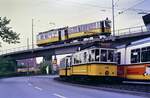 Wieder eine Begegnung der besonderen Art: Auf der Brücke ein Zug der Stuttgarter Zahnradbahn mit TW 104 und Vorstellwagen 120, und darunter links ein Museumszug der Stuttgarter Straßenbahnen mit TW 418 und Beiwagen 1241, und daneben ein GT 4 Zug, der in die Stadt hinunter fährt. Das Foto entstand am 31.05.1984.