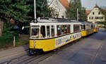 Echterdingen bei Stuttgart ist eine eigene Stadt und wurde lange Zeit durch Straßenbahnen der SSB mit Stuttgart verbunden. Hier nun eine Sonderfahrt mit verschiedenen Wagen der SSB, ein sehr rarer Straßenbahnzug mit drei Wagen, darunter der  Schiffchen  genannte Beiwagen (Typ B2), der vor längerer Zeit nur noch auf der Linie 3 zwischen Vaihingen und Plieningen eingesetzt wurde.
Datum: 19.09.1987