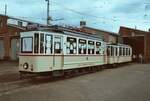 Historische Wagen der Straßenbahn vor dem kaum noch genutzten Möhringer  Depot der SSB. Hier wurden Häuser und Hochhäuser erreichtet, so dass mir die Örtlichkeit zu zeigen noch wichtiger ist als die Straßenbahnwagen.
Einen TW 15 gab es nie, der Wagen war in Wirklichkeit der TW 259 der SSB von 1929. Nach einer Restaurierung wurde er TW 15 genannt. 
Datum: 04.09.1983 