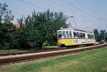 Der GT4 auf der Linie 3 der Stuttgarter Straßenbahn neigte sich  in Möhringen 1983 schon sehr, bevor er den Möhringer Bahnhof erreichte! 