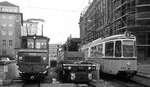 SSB Stuttgart__Arbeitsfahrzeuge der SSB in den 70er und 80er Jahren. 3 Monate vor Eröffnung der Tunnelstrecke von der Schloßstraße via Hbf. zur Staatsgalerie : an der Tunnelrampe Schloßstraße, neben dem Landesgewerbemuseum treffen sich zwei GT4-Züge der Linie 9, der 'Bavaria' Schienenkran und ein Bauzug mit A-Lok 2025 [ex Trümmerbahn-Lok 5; ME/BBC 1946; ab 1984 als 299 bei der Würzburger Straßenbahn].__08-01-1976