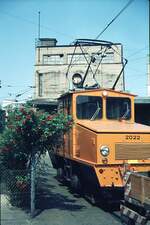 SSB Stuttgart__Arbeitsfahrzeuge der SSB in den 70er und 80er Jahren. A-Lok 2022 [ME/BBC 1946] +1979 mit Schüttgutwagen bei der Einfahrt in den Gleisbauhof S-Wangen.__22-05-1975