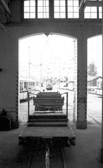 SSB Stuttgart__Arbeitsfahrzeuge der SSB in den 70er und 80er Jahren.__Blick aus einer der ehemaligen Wagenhallen, die in jenen Jahren bis zu ihrem Abriß noch einen Teil der Arbeitsloks und -wagen