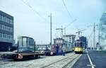 SSB Stuttgart__Arbeitsfahrzeuge der SSB in den 70er und 80er Jahren. Eine der insgesamt zwölf 1946 für die Trümmerbeseitigung in Stuttgart beschafften späteren SSB Arbeitsloks [ME/BBC 1946] mit den Flachwagen 2162 [1947;+1992]und 2163 [1947;seit 1993 Straßenbahn-Museum] vor der Hw in Stuttgart-Möhringen. Dazu GT4- und T2-Tw. Die SSB-Verwaltungsbauten werden die 1971 in Betrieb genommene Hw an dieser Stelle erst nach und nach vervollständigen.__05-1973