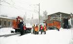 SSB Stuttgart__Arbeitsfahrzeuge der SSB in den 70er und 80er Jahren. 4x E-DE-Lok 2011 [Bj.1981; Kaelble-Gmeinder/Siemens] vor den ehemaligen Filderbahn Wagenhallen in S-Möhringen. Trotz modernster Technik > ABw 2164 (4x Schienentransporter mit Kran von DUEWAG, 1980) geht es nicht ohne Muskelkraft. Und Streusalz war in der Situation sehr gefragt... __22-12-1986