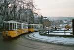 Die Stuttgarter Straßenbahnlinie 13 quälte sich hier auf einer ziemlich engen Straße über eine Brücke und durchquerte danach halb Stuttgart. Sie reichte vom Giebel über Cannstatt und Wangen und verband damit einige Regionen der Stadt.
Datum leider unbekannt, evtl. 1983 wegen der Stadtbahnbaustelle rechts in der Nähe des DB-Bahnhofs. 